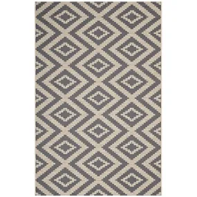 Jagged Geometric Diamond Trellis Indoor and Outdoor Area Rug